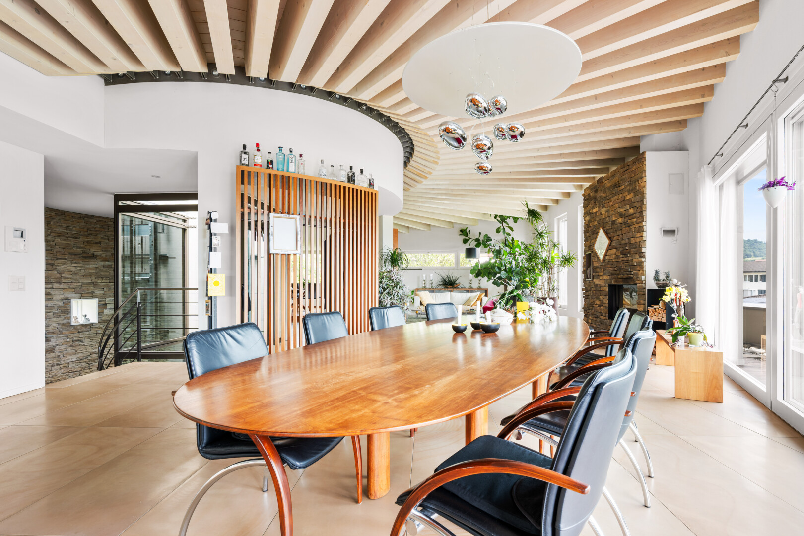 esszimmer mit inside community, gipskartonwand, drywall, kamin, und steinwand