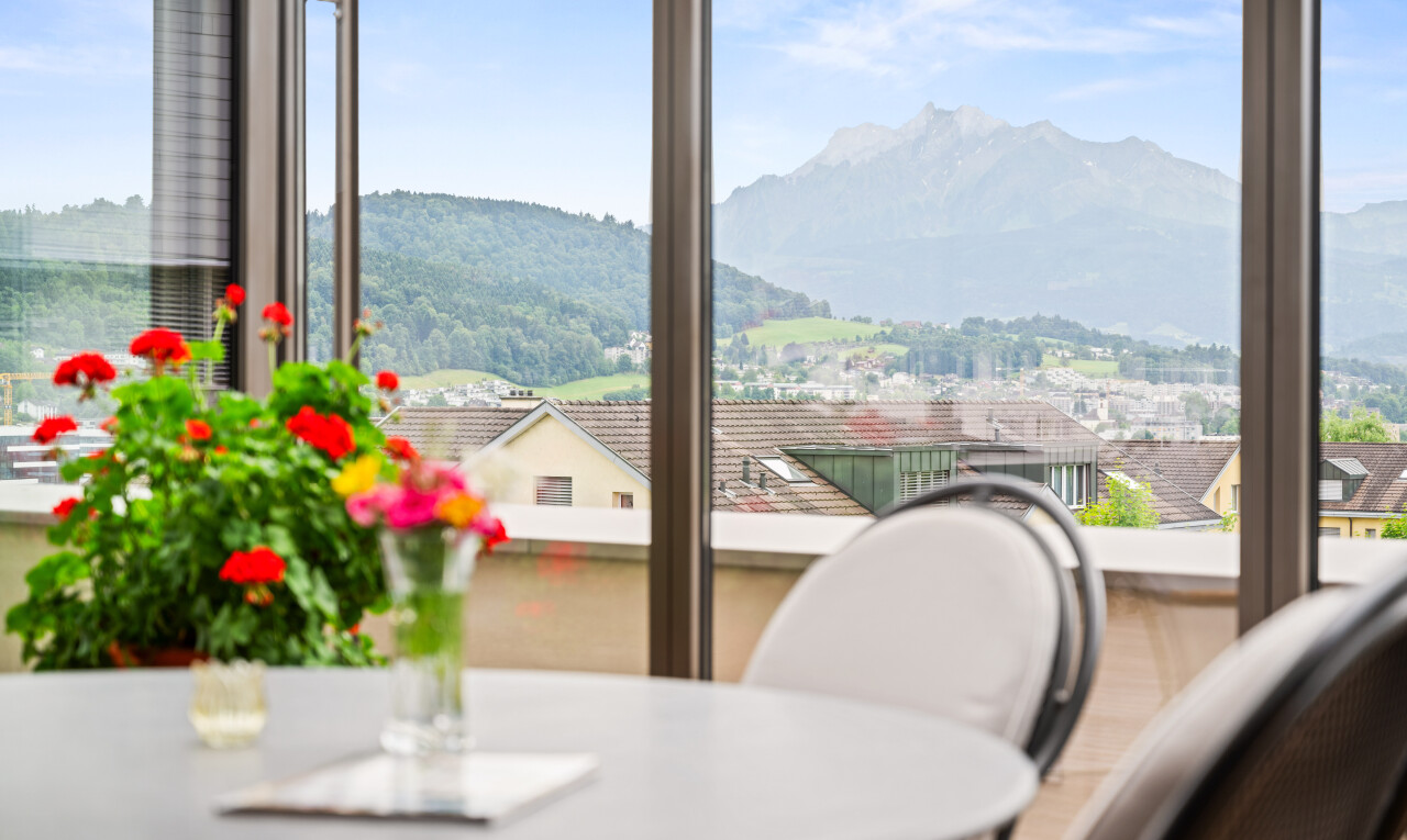 esszimmer mit blick auf die berge, mountain view, inside property, day time, und natural light