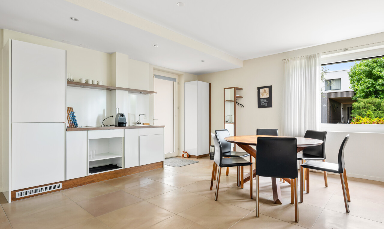 esszimmer mit inside property, gipskartonwand, drywall, natürliches licht, und natural light