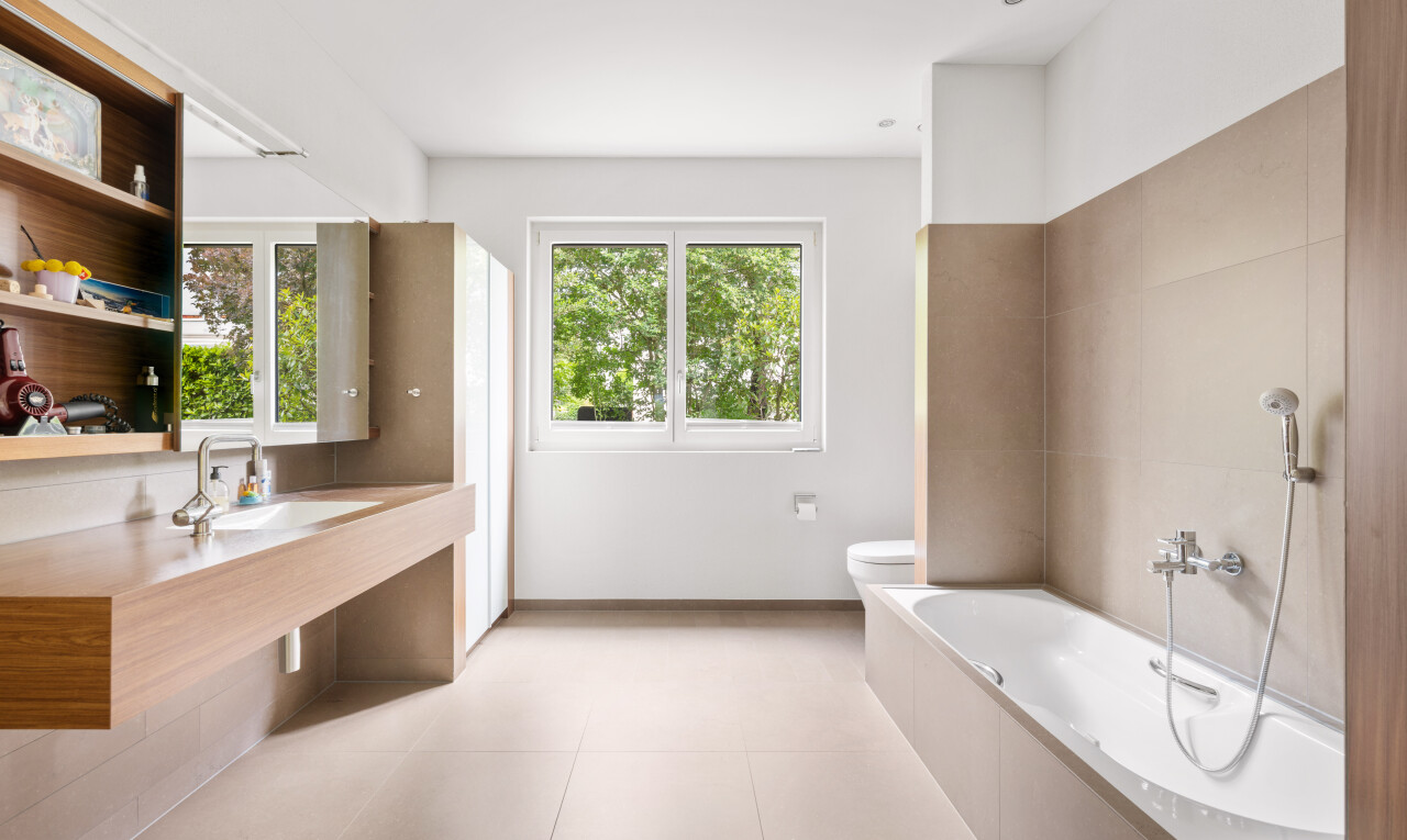 bad mit bad, komplettes badezimmer, schminktisch, light floor, und inside property