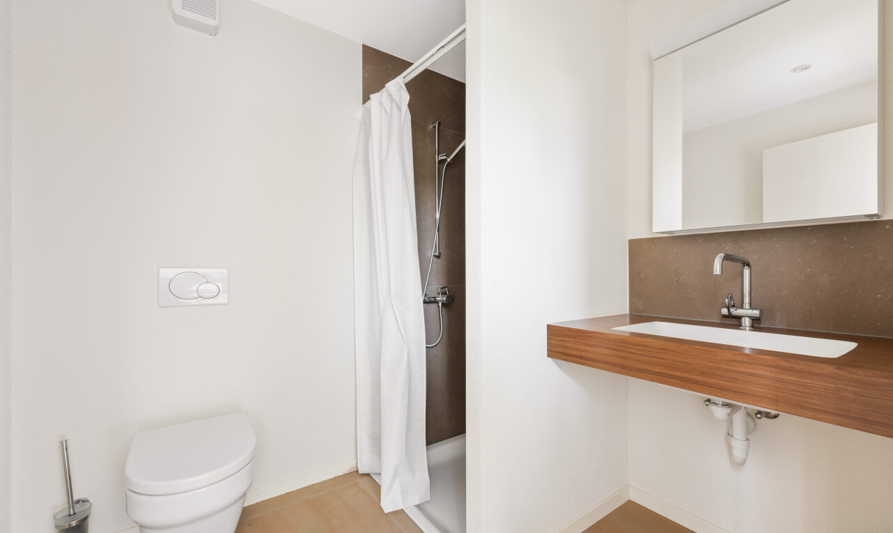 bad mit drywall, gipskartonwand, dusche, komplettes badezimmer, und inside property