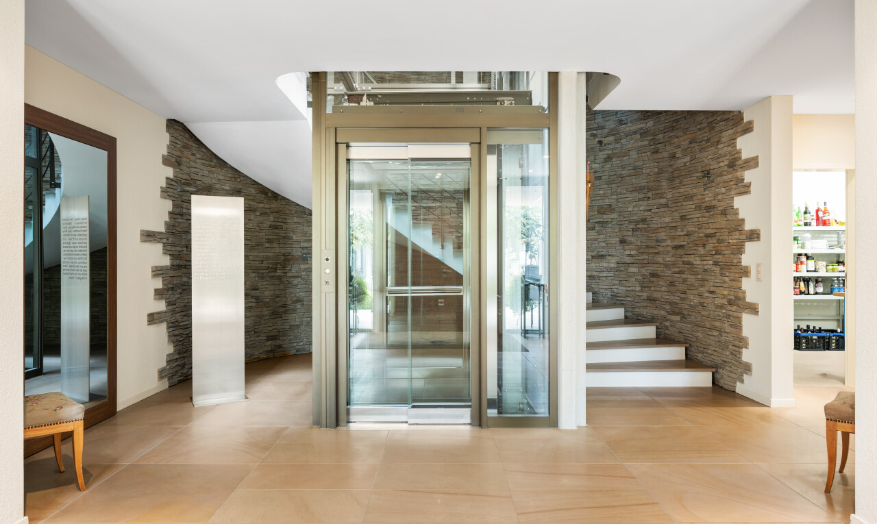rezeption / lobby mit inside property, stone wall, treppen, drywall, und vaulted ceiling