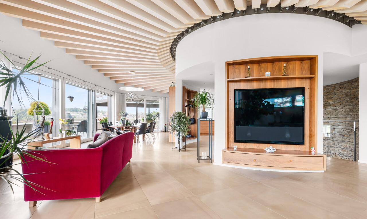 wohnzimmer mit fernseher, inside property, drywall, gipskartonwand, und high ceiling