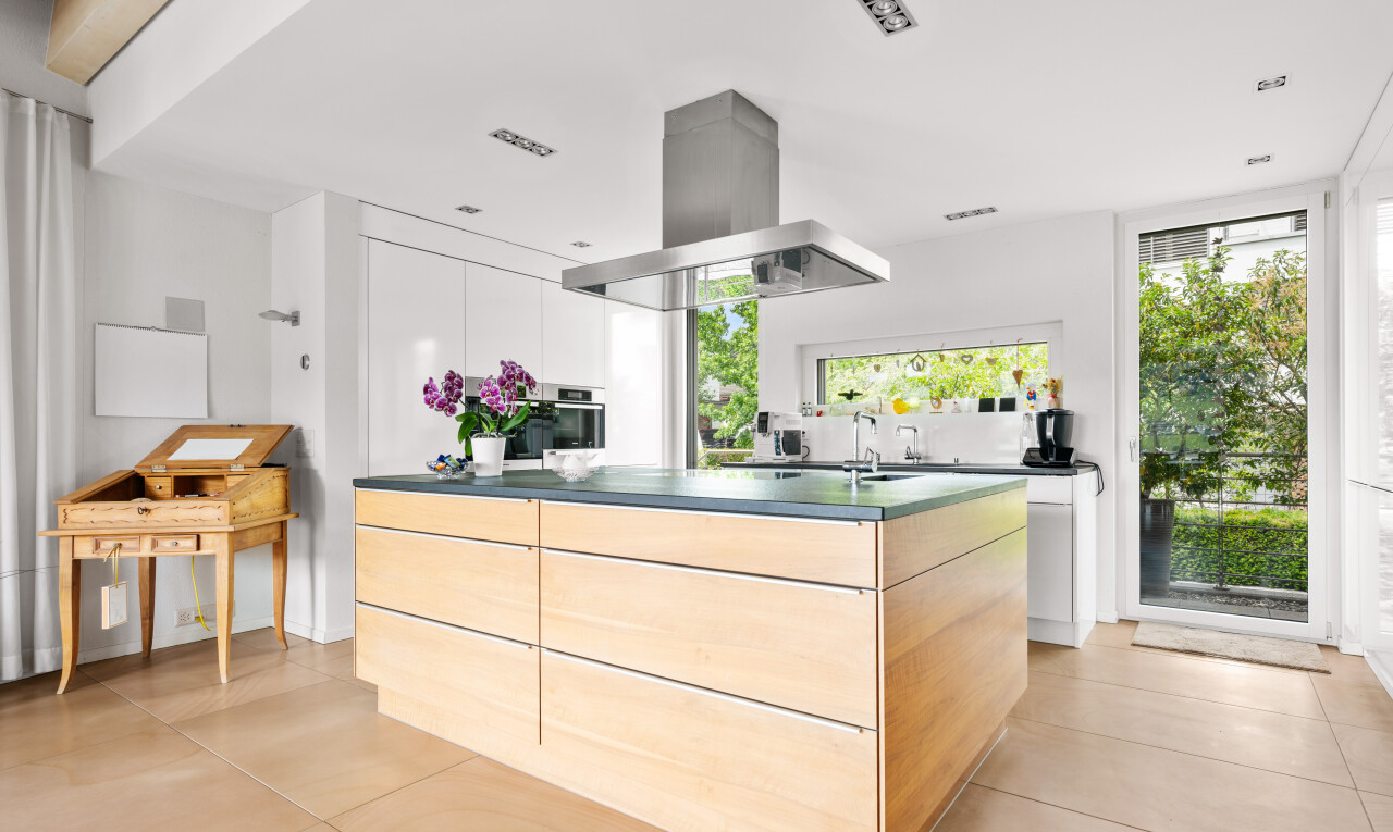 küche mit kitchen island, kücheninsel, dunstabzugshaube, light floor, und inside property