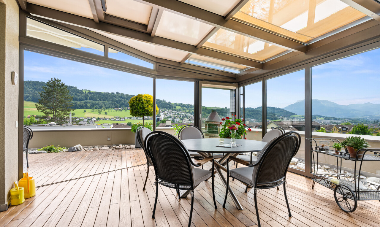 terrasse mit mountain view, blick auf die berge, day time, essbereich im freien, und deck
