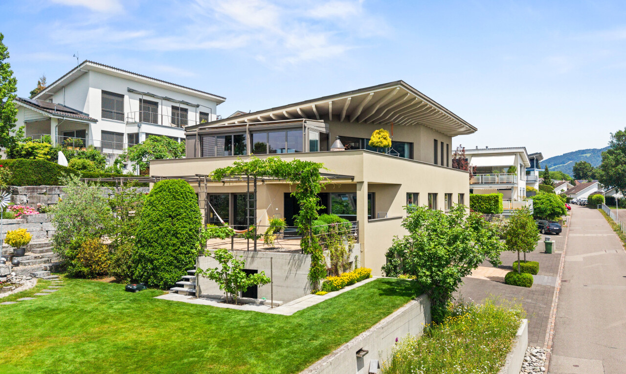 außenansicht mit balkon, day time, rasen, und stuckverkleidung