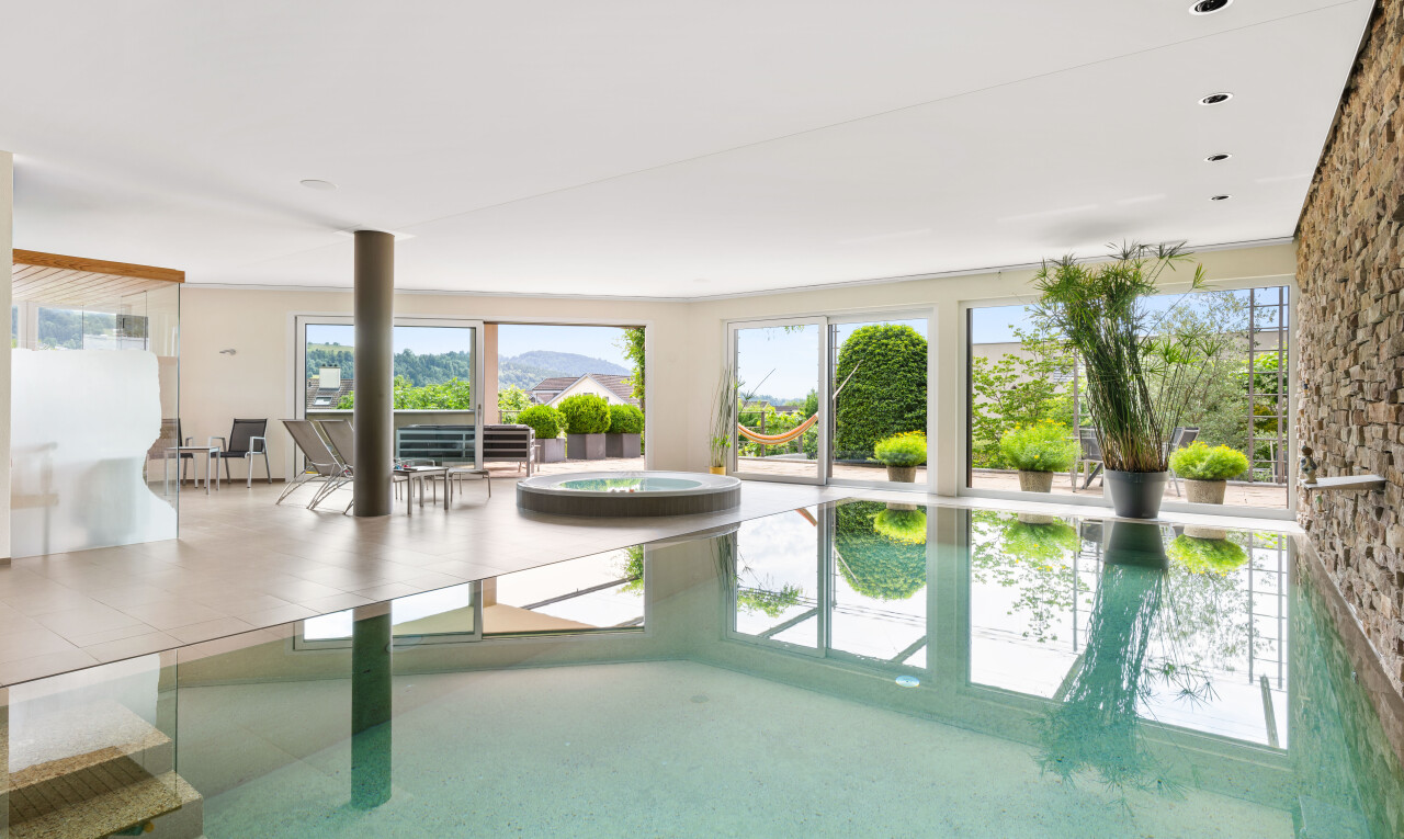 schwimmbad mit day time, wintergarten, und inside property