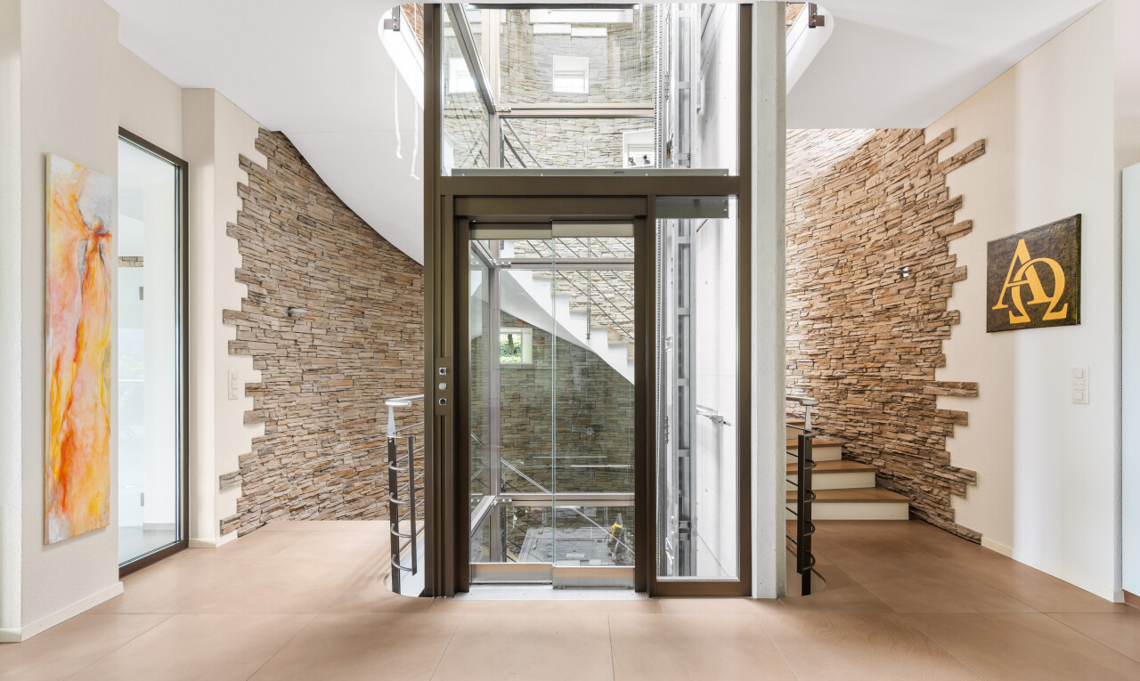 rezeption / lobby mit stone wall, drywall, inside property, und treppen