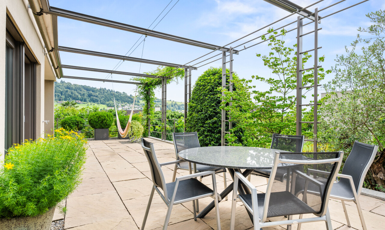 terrasse mit essbereich im freien, terrasse, from property, und day time