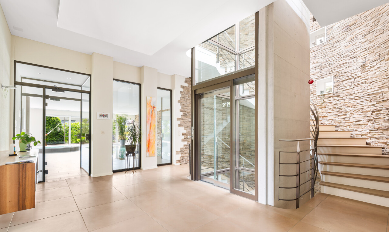 rezeption / lobby mit treppen, inside community, natural light, und stone wall