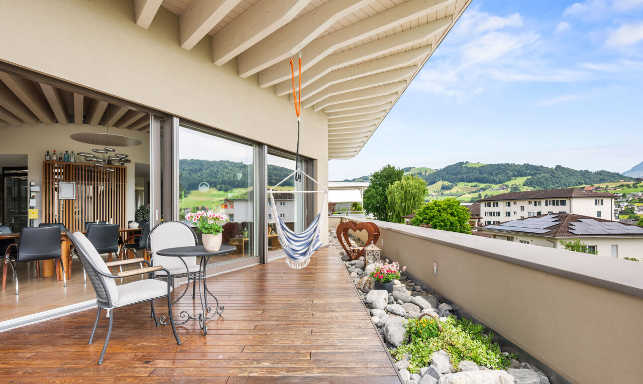 terrasse mit from property, deck, mountain view, blick auf die berge, und day time