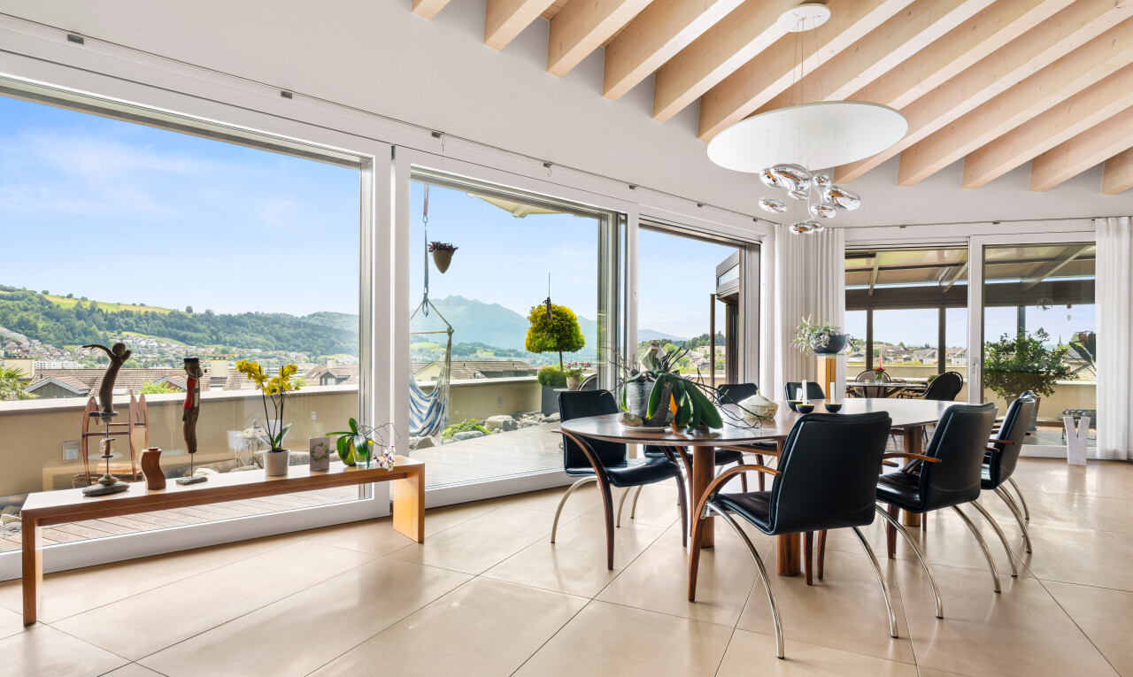 esszimmer mit blick auf die berge, mountain view, day time, natural light, und natürliches licht