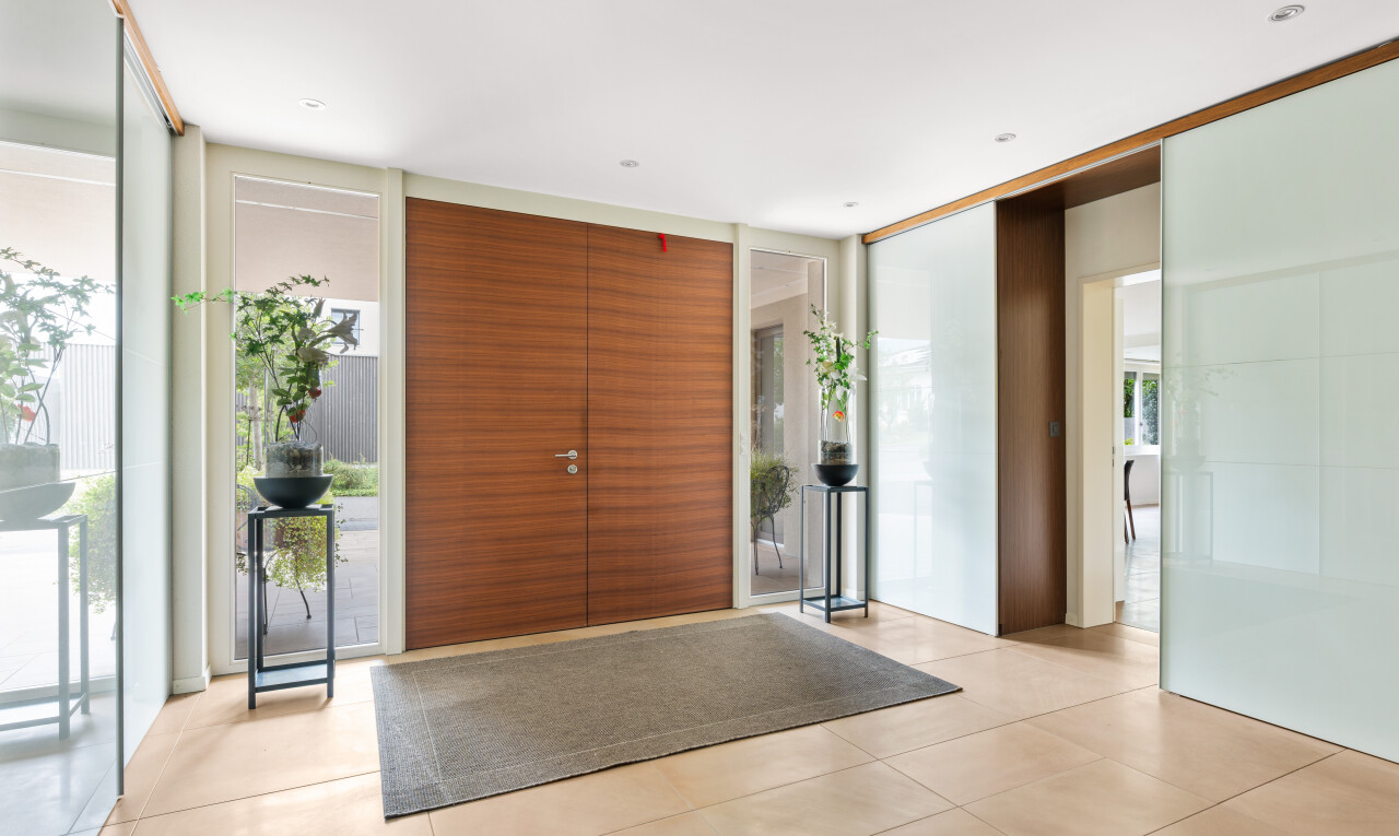 rezeption / lobby mit floor ceiling windows, inside property, natural light, und tile floor