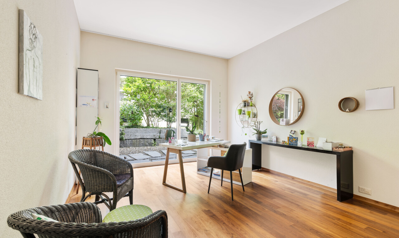 esszimmer mit natural light, natürliches licht, wood finish floor, holzfußboden, und inside property