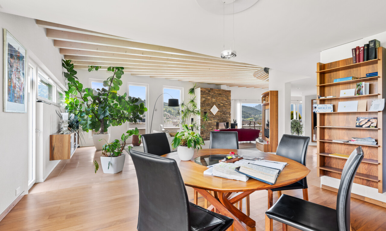 esszimmer mit drywall, gipskartonwand, inside property, wood finish floor, und holzfußboden