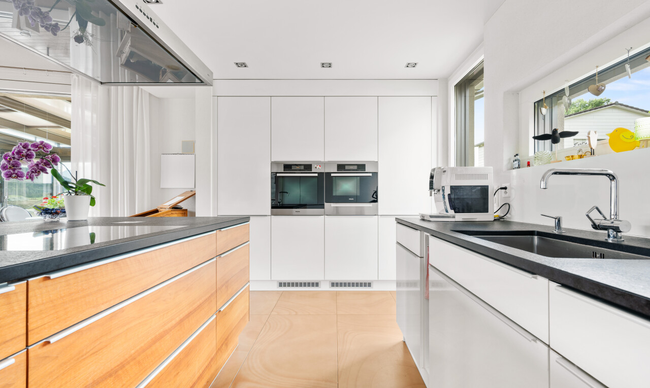 küche mit dark countertops, light floor, waschbecken, inside property, und natürliches licht
