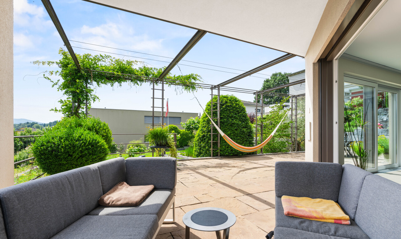 terrasse mit wohnraum im freien, from property, day time, und power lines view