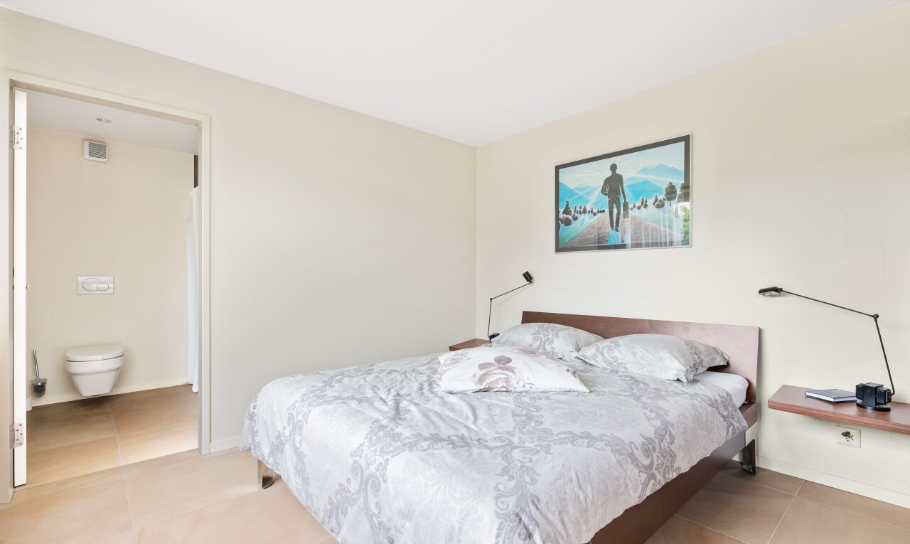 zimmer / schlafzimmer mit drywall, gipskartonwand, inside property, tile floor, und fliesenboden