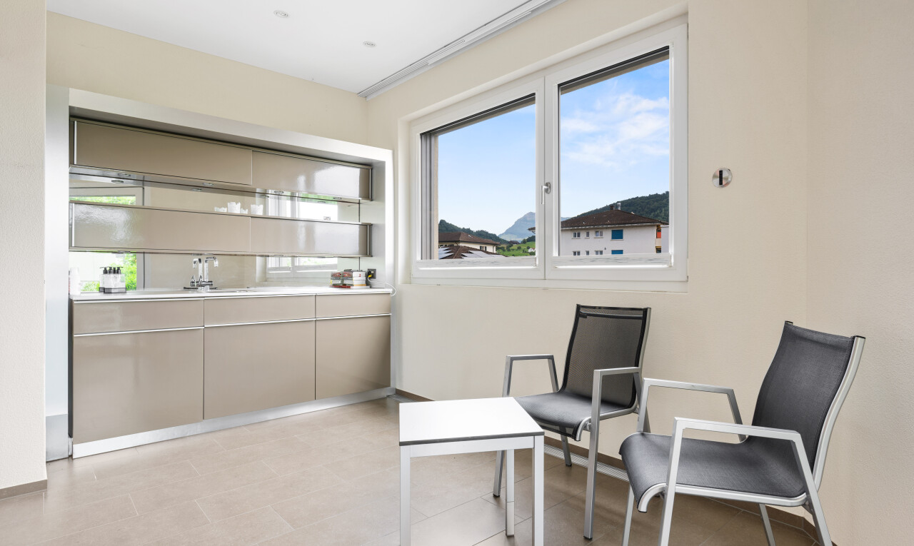 esszimmer mit inside property, light floor, gipskartonwand, drywall, und day time