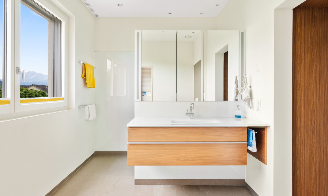 bad mit light floor, inside property, drywall, gipskartonwand, und schminktisch