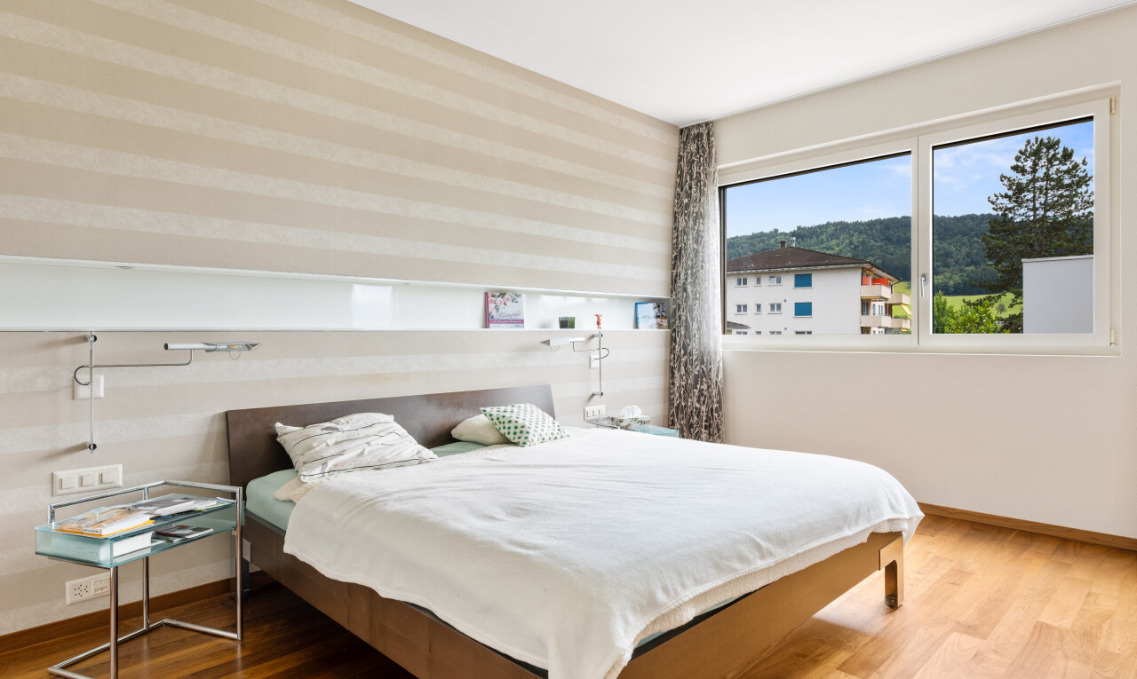 zimmer / schlafzimmer mit inside property, baseboards wall, sockelleisten, wood finish floor, und holzfußboden