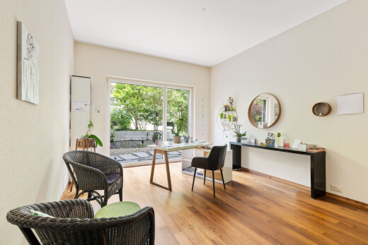esszimmer mit natural light, natürliches licht, wood finish floor, holzfußboden, und inside property