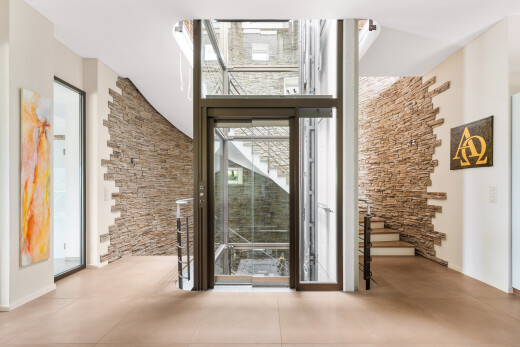 rezeption / lobby mit stone wall, drywall, inside property, und treppen
