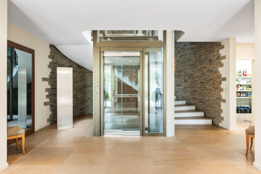 rezeption / lobby mit inside property, stone wall, treppen, drywall, und vaulted ceiling