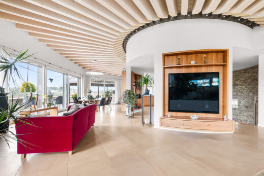 wohnzimmer mit fernseher, inside property, drywall, gipskartonwand, und high ceiling