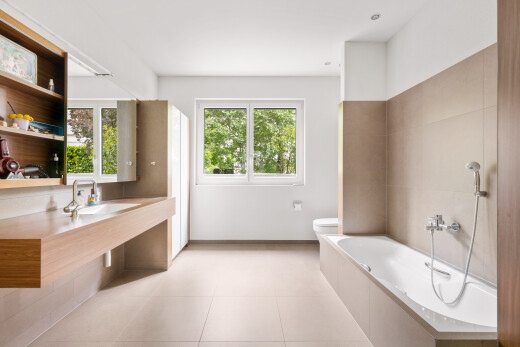 bad mit bad, komplettes badezimmer, schminktisch, light floor, und inside property