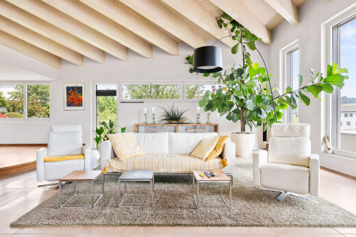 wohnzimmer mit beamed ceiling, balkendecke, inside property, drywall, und gipskartonwand