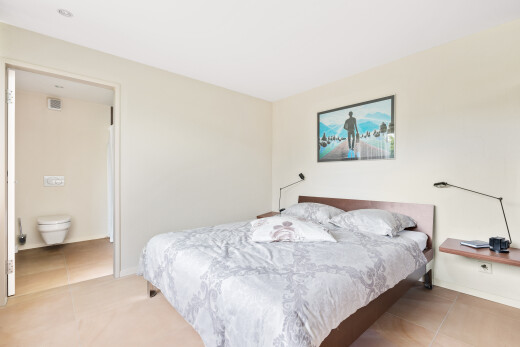 zimmer / schlafzimmer mit drywall, gipskartonwand, inside property, tile floor, und fliesenboden
