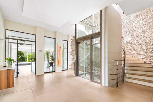 rezeption / lobby mit treppen, inside community, natural light, und stone wall