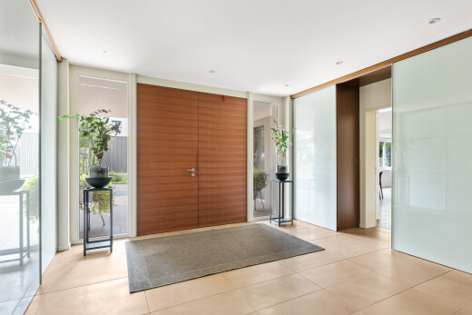 rezeption / lobby mit floor ceiling windows, inside property, natural light, und tile floor