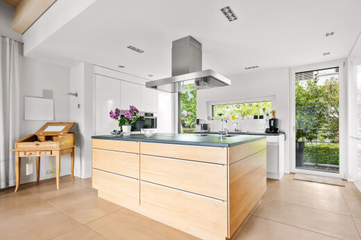 küche mit kitchen island, kücheninsel, dunstabzugshaube, light floor, und inside property