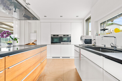 küche mit dark countertops, light floor, waschbecken, inside property, und natürliches licht