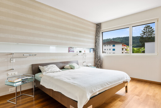 zimmer / schlafzimmer mit inside property, baseboards wall, sockelleisten, wood finish floor, und holzfußboden