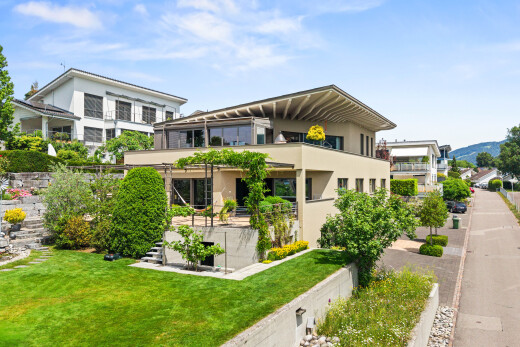 außenansicht mit balkon, day time, rasen, und stuckverkleidung