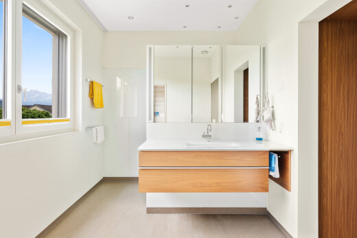 bad mit light floor, inside property, drywall, gipskartonwand, und schminktisch