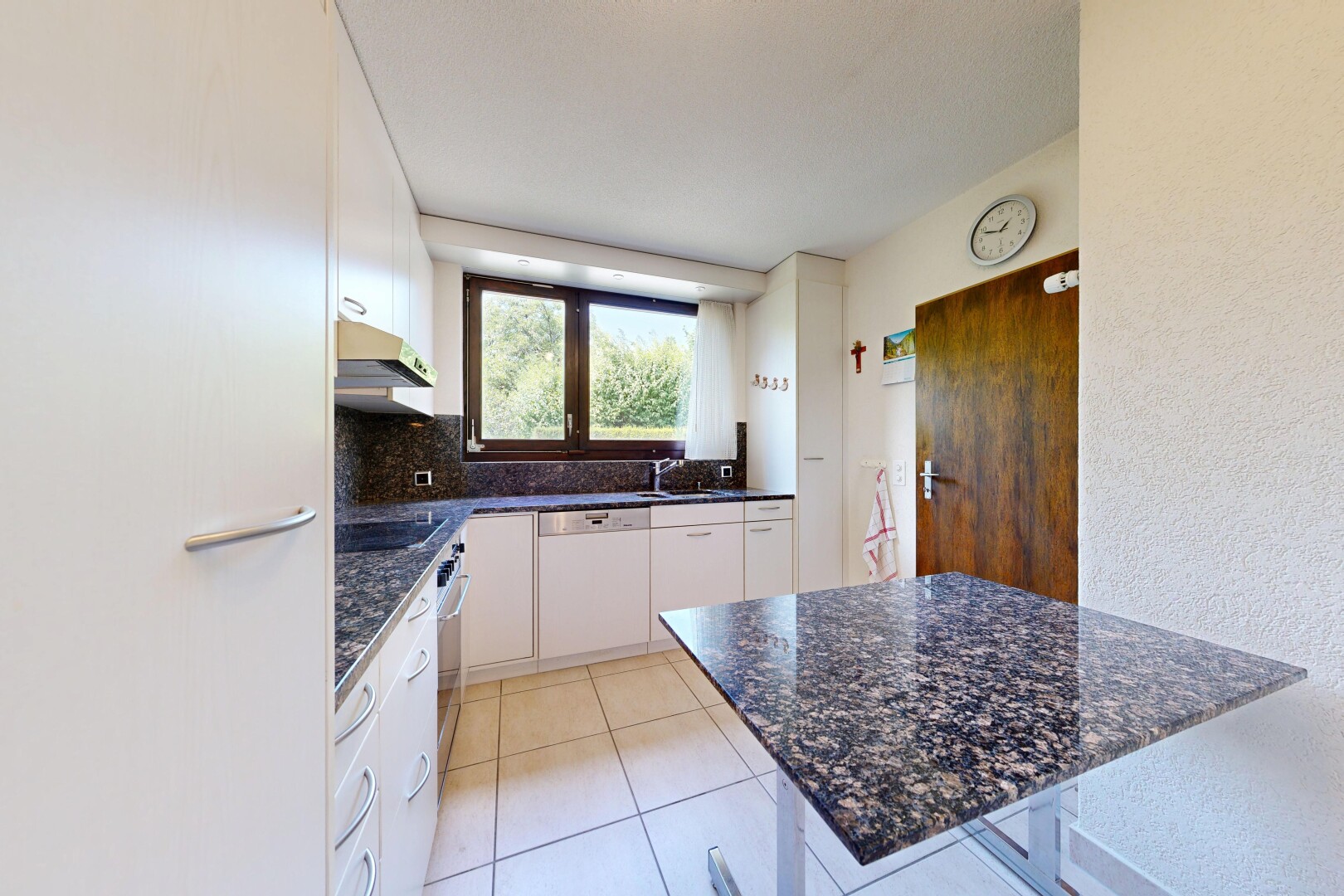küche mit dark countertops, stone countertops, stein arbeitsplatten, tile floor, und fliesenboden