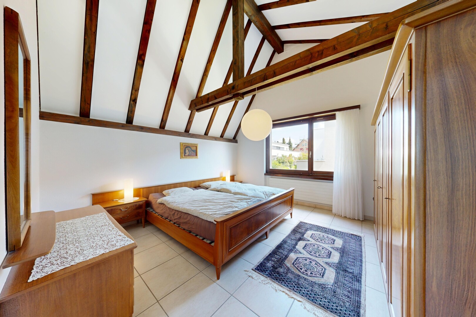 zimmer / schlafzimmer mit beamed ceiling, balkendecke, high end ceiling, high ceiling, und hohe decke