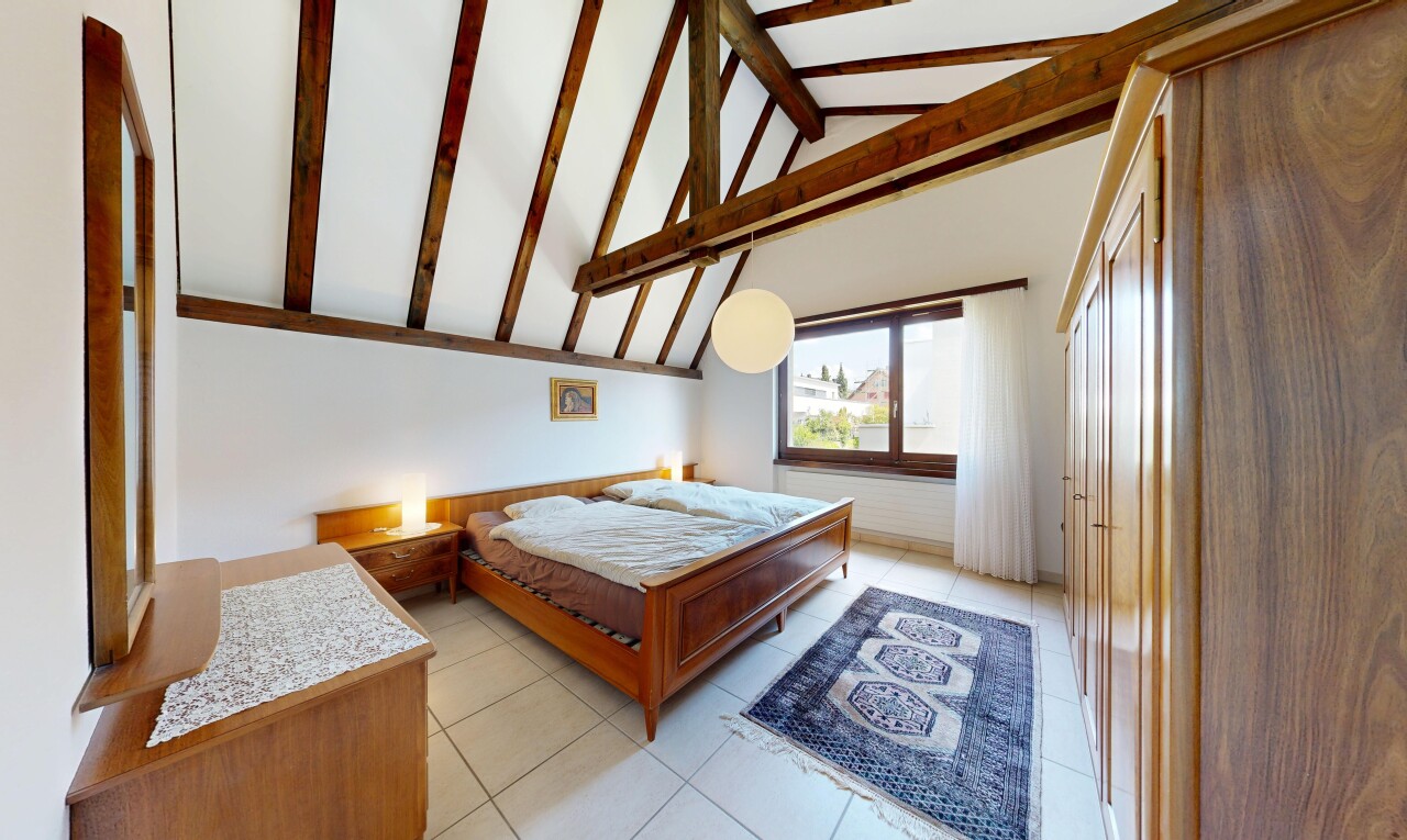 zimmer / schlafzimmer mit beamed ceiling, balkendecke, high end ceiling, high ceiling, und hohe decke