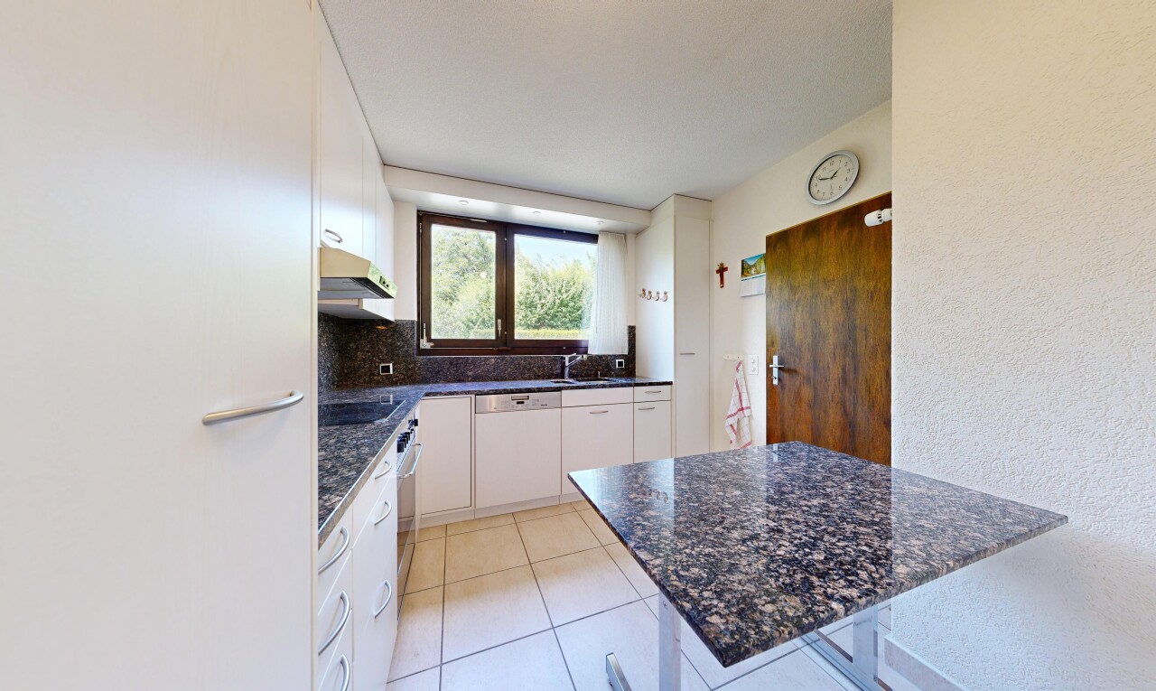 küche mit dark countertops, stone countertops, stein arbeitsplatten, tile floor, und fliesenboden
