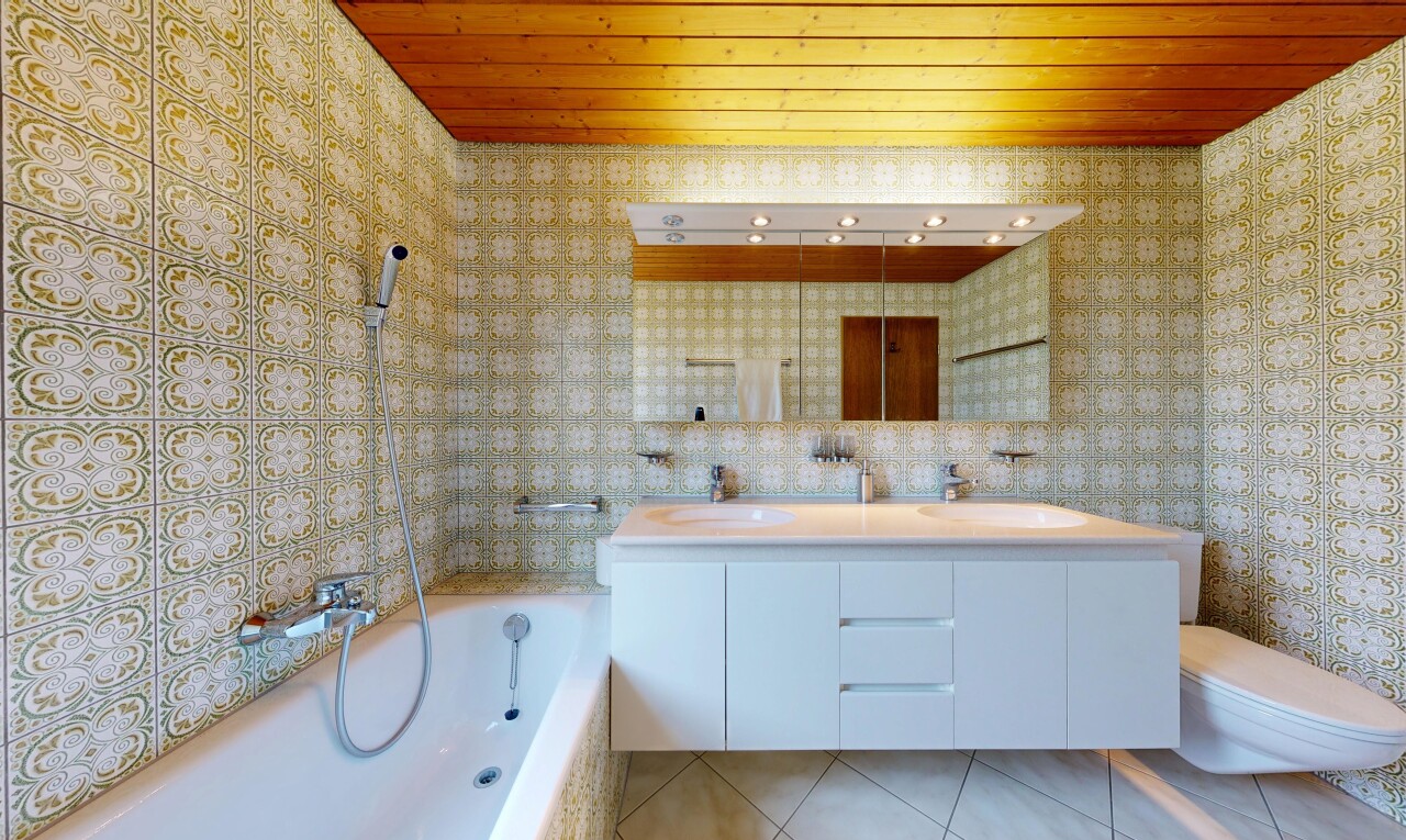 bad mit komplettes badezimmer, light floor, doppelwaschtisch, toilette, und waschbecken