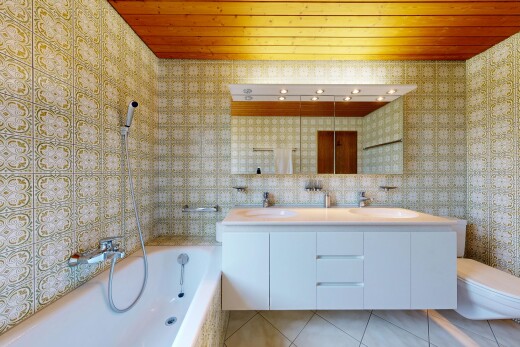 salle de bains avec salle de bain complète, light floor, double vasque, toilette, et évier
