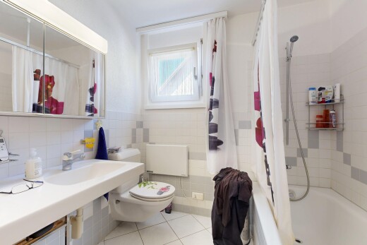 bad mit toilette, kombiniertes bad / dusche, komplettes badezimmer, spiegel, und tile floor