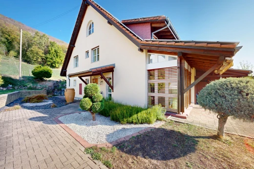 außenansicht mit property visible, stuckverkleidung, ziegeldach, from property, und day time