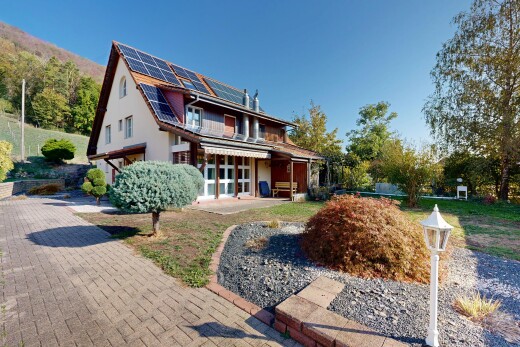 außenansicht mit solaranlage, property visible, markise, day time, und garage
