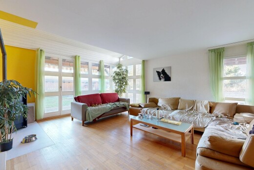 wohnzimmer mit natürliches licht, inside property, wood finish floor, holzfußboden, und drywall