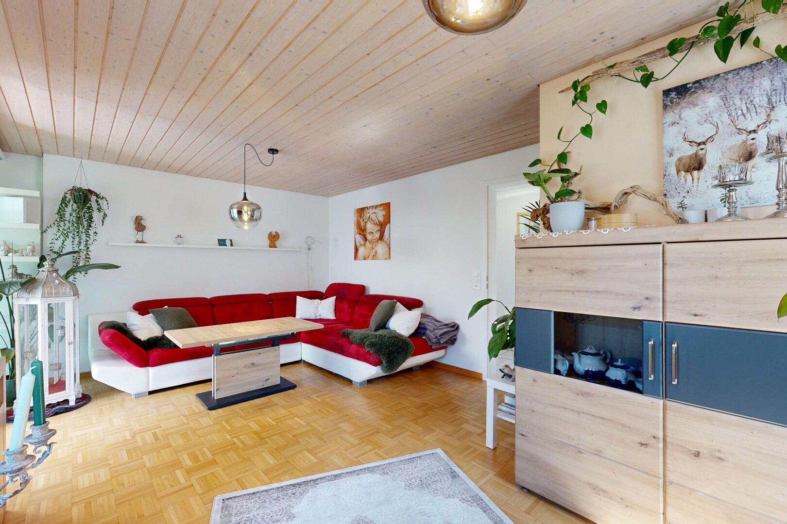wohnzimmer mit parquet floor, gipskartonwand, drywall, holzfußboden, und wood finish floor